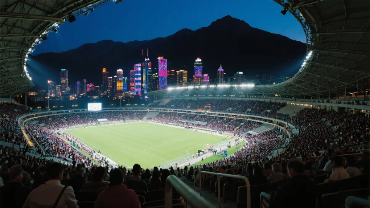蒙特雷夜色与球场看台氛围，远处山脉轮廓与城市灯光